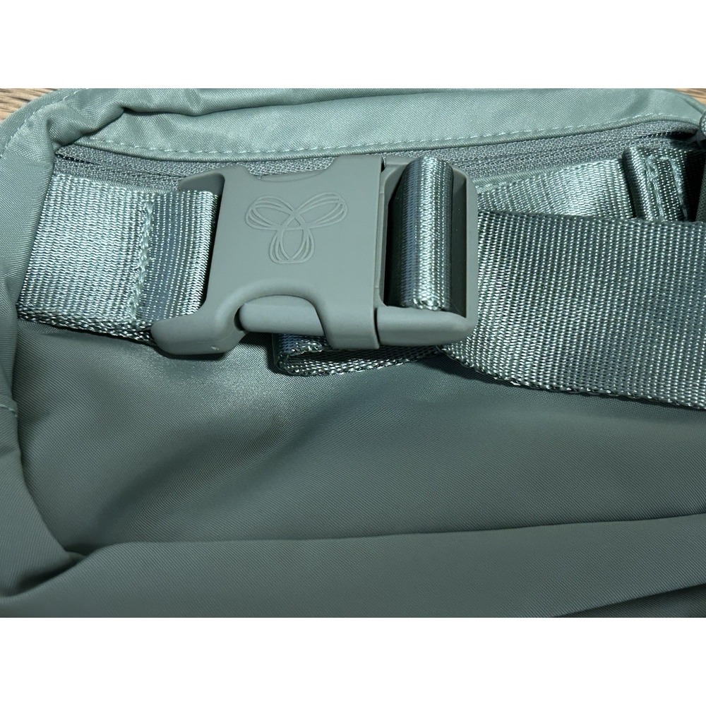Aritzia TnAction On-The-Way Exposed Belt Bag Green NWOT WaterRepellent Crossbody - Picture 6 of 8